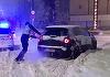 Aproximativ 500 de poliţişti acţionează în Capitală pentru fluidizarea traficului rutier, în contextul codului roşu de ninsori/ Azi noapte, s-au primit peste 270 de apeluri, în special pentru intervenţii la copaci căzuţi pe şosea şi maşini blocate -VIDEO