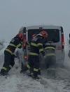 Ilfov: Intervenţie dificilă a pompierilor în Chiajna, unde un microbuz a rămas blocat din cauza zăpezii. Salvatorii au încercat să împingă autovehiculul, după care au eliberat drumul cu lopeţile - VIDEO
