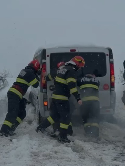 Ilfov: Intervenţie dificilă a pompierilor în Chiajna, unde un microbuz a rămas blocat din cauza zăpezii. Salvatorii au încercat să împingă autovehiculul, după care au eliberat drumul cu lopeţile - VIDEO