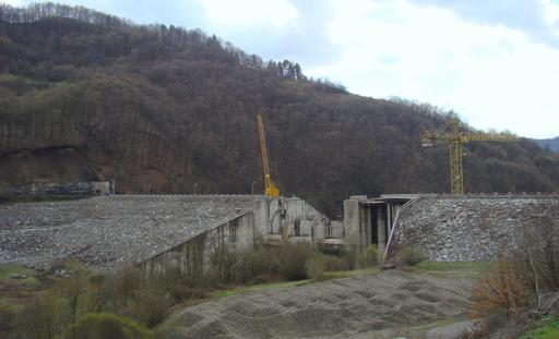 Apele Române, după ce instanţa a anulat o autorizaţie în cazul Barajului de la Mihăileni, aproape terminat: Comunităţile rămân expuse unor riscuri hidrologice/  Finalizarea acumulării este esenţială pentru protejarea vieţii şi bunurilor populaţiei