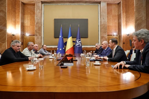 Bolojan, la întâlnirea cu sindicaliştii din energie: Derogarea de la prevederile aprobate pentru companiile de stat poate fi acceptată doar în cazul celor care cresc eficienţa şi reduc ajutoarele de stat cerute ministerelor tutelare