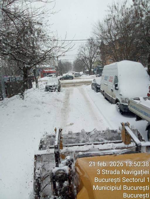 COD GALBEN DE NINSORI ŞI VISCOL - Primăria Sectorului 1 anunţă că până acum au fost împrăştiate aproximativ 700 de tone de material antiderapant / 270 de muncitori desfăşoară activităţi de deszăpezire în staţiile STB şi la trecerile de pietoni