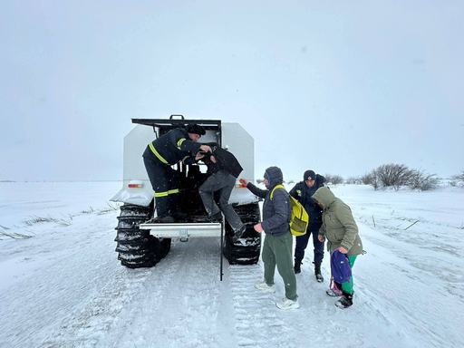 COD GALBEN DE NINSORI ŞI VISCOL - IGSU: Autoturisme blocate pe drumuri înzăpezite. Autorităţile intervin în Bucureşti şi două judeţe / Avarii privind alimentarea cu energie în 7 localităţi din 4 judeţe, 2.141 consumatori sunt afectaţi
