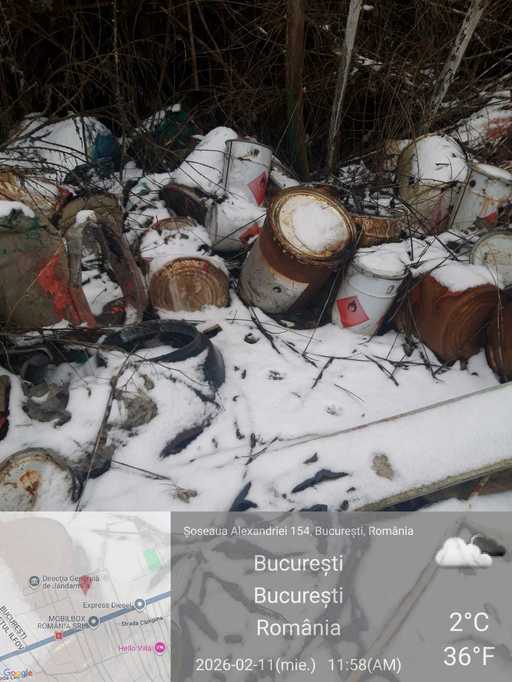 Garda Naţională de Mediu -  Groapă cu un diametru de aproximativ 7 metri, în care erau abandonate deşeuri periculoase, în curtea unei firme din Bucureşti. A fost depusă sesizare penală la Parchetul Judecătoriei Sectorului 5 - FOTO