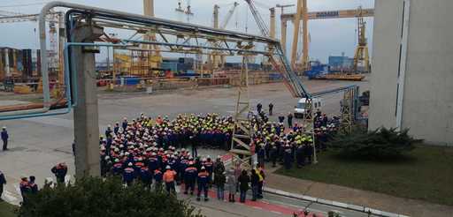 Protest al angajaţilor de la Şantierul Naval Mangalia / Oamenii sunt nemulţumiţi că nu şi-au primit salariile restante şi că nu mai au de lucru - FOTO