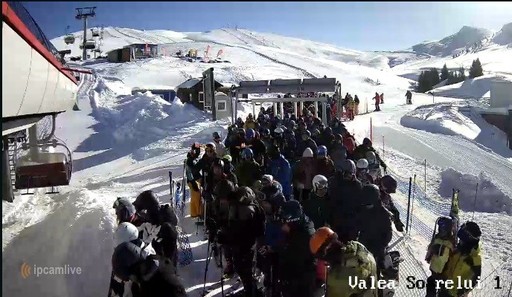 Parcarea de la staţia de plecare a telegondolei Sinaia, neîncăpătoare. Sute de turişti merg la schi, condiţiile fiind excelente pentru sporturile de iarnă - FOTO
