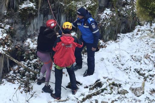 Cluj: Doi turişti francezi blocaţi pe o stâncă, în apropierea Cascadei Vălul Miresei, salvaţi de jandarmii montani şi salvamontişti/ Turiştii nu au avut nevoie de îngrijiri medicale