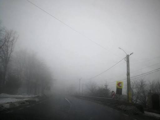 Ceaţă densă pe mai multe drumuri din cinci judeţe/ Izolat, vizibilitatea scade sub 50 de metri