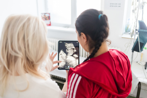 Salvaţi Copiii: Aproape o zecime din naşterile din România, la fete între 15 şi 19 ani. 23 de mame sub 15 ani, deja la al doilea copil. Educaţia sexuală în şcoli, esenţială pentru a recunoaşte abuzul/ Organizaţia cere „o reformă profundă” a legislaţiei