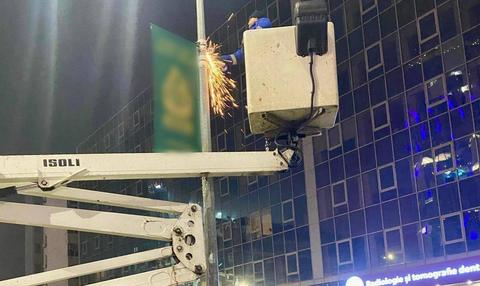 Primăria Capitalei a dat jos primele reclame ilegale prinse de stâlpii de iluminat public şi a scos de pe domeniul public primele 12 prisme publicitare, amplasate ilegal pe trotuare