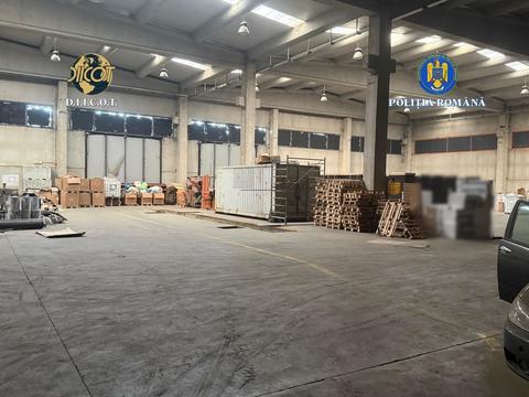 Fabrică ilegală de ţigări şi tone de tutun, descoperite la periferia Timişoarei de poliţişti şi procurori din Caraş-Severin/ Gruparea alimenta piaţa neagră şi era structurată pe trei paliere - VIDEO, FOTO