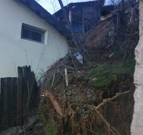 Primarul Slatinei, despre alunecările de teren care au afectat şapte case: Niciun arhitect şef nu ar fi semnat autorizatii pentru acea zonă, având in vedere proximitatea dealului si pericolul iminent/ Ce se întâmplă cu familiile evacuate - FOTO