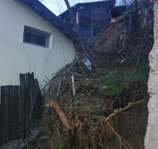 Primarul Slatinei, despre alunecările de teren care au afectat şapte case: Niciun arhitect şef nu ar fi semnat autorizatii pentru acea zonă, având in vedere proximitatea dealului si pericolul iminent/ Ce se întâmplă cu familiile evacuate - FOTO