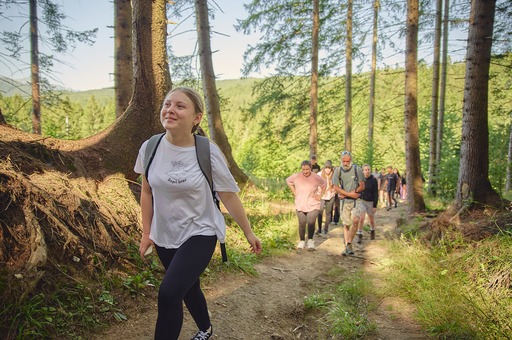 Sondaj World Vision România: O treime dintre adolescenţi spun că au văzut în familie lipsă de respect faţă de mamă/ 92% cred că femeile şi bărbaţii trebuie să împartă egal responsabilităţile în familie