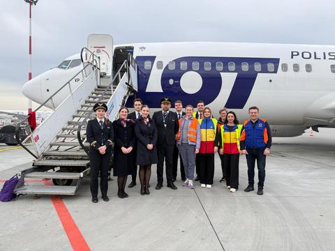 MAE - Două zboruri de evacuare având la bord 273 cetăţeni români, operate de compania LOT, au aterizat luni la Bucureşti, venind din Oman - FOTO