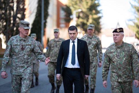 Radu Miruţă: În vremurile pe care le trăim astăzi, alegerea de a servi sub drapelul României nu este doar o opţiune profesională, este o alegere de caracter / Au început înscrierile în învăţământul militar / Locuri disponibile şi condiţii

