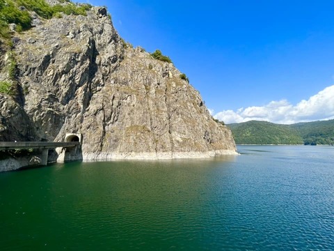 Argeş: Poluare cu combustibil şi ulei pe lacul Vidraru. Care sunt posibilele surse ale poluării