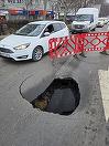 Bucureşti - Trafic restricţionat pe Şoseaua Mihai Bravu, din cauza unei surpări de aproximativ 1 metru pătrat, pe partea carosabilă - FOTO