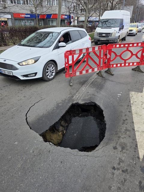 Bucureşti - Trafic restricţionat pe Şoseaua Mihai Bravu, din cauza unei surpări de aproximatic 1 metru pătrat, pe partea carosabilă - FOTO