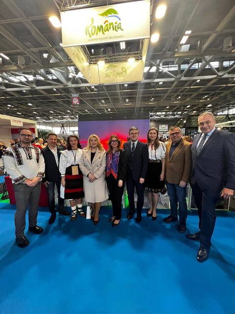 Ministrul Economiei, Irineu Darău, la Salon Mondial du Tourisme din Paris: Avem nevoie de noi parteneri interesaţi să includă România în ofertele lor turistice / În curând vom deschide noi canale de promovare pentru destinaţiile româneşti