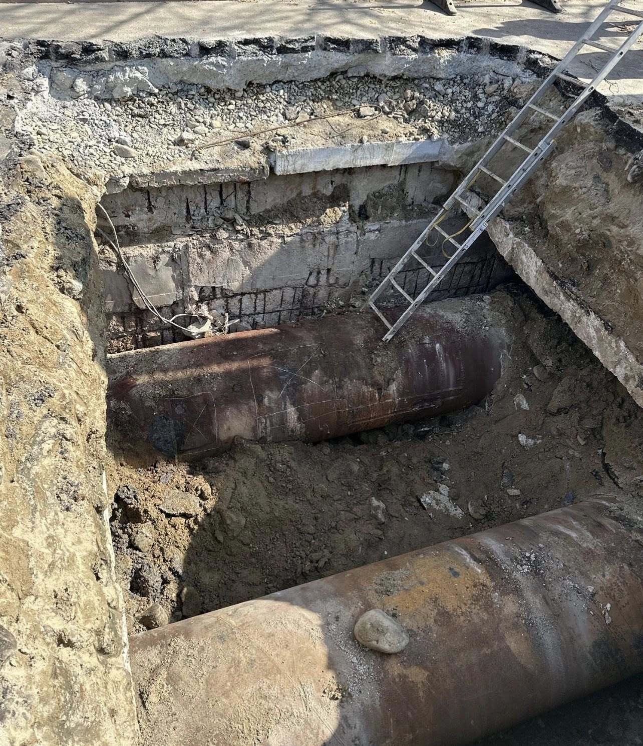 Asfalt surpat pe Şoseaua Mihai Bravu din Capitală - Termoenergetica: Aproximativ 10 plăci de beton au fost afectate  / Starea structurală a galeriei de termoficare, sever degradată, circulaţia rutieră nu poate fi reluată