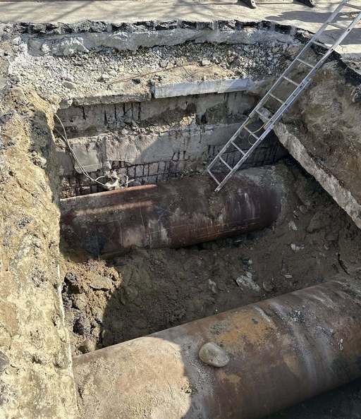 Asfalt surpat pe Şoseaua Mihai Bravu din Capitală - Termoenergetica: Aproximativ 10 plăci de beton au fost afectate  / Starea structurală a galeriei de termoficare, sever degradată, circulaţia rutieră nu poate fi reluată