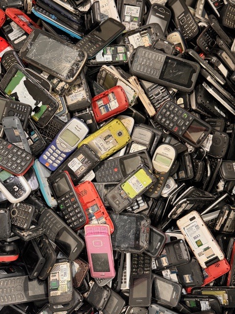STUDIU. 86% dintre români ţin la sertar telefoanele mobile vechi. Aproape jumătate păstrează 2-3 dispozitive, iar unii au patru sau mai multe

