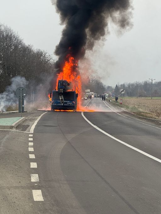 Braşov: Trafic blocat pe DN 1, la Voila, din cauza unui incendiu izbucnit la o macara în mers - FOTO