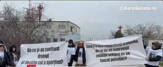 Protest al familiilor marinarilor dispăruţi în accidentul naval din zona Midia / Oamenii susţin că remorcherul nu ar fi trebuit să facă manevra respectivă şi întreabă de ce echipajul de pe tancul petrolier nu a intervenit 