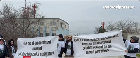 Protest al familiilor marinarilor dispăruţi în accidentul naval din zona Midia / Oamenii susţin că remorcherul nu ar fi trebuit să facă manevra respectivă şi întreabă de ce echipajul de pe tancul petrolier nu a intervenit 