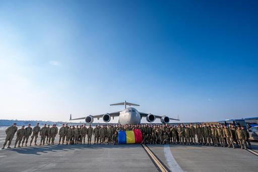 MApN anunţă revenirea în ţară a celor 117 militari români din Irak / Aceştia au fost repatriaţi prin efort coordonat la nivel aliat / Militarii, duşi iniţial în Turcia şi Germania înainte de a fi transportaţi în ţară FOTO