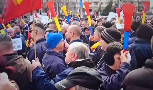 Protest masiv al minerilor şi energeticienilor de la CE Oltenia în faţa Guvernului/ Ei sunt nemulţumiţi de pierderea locurilor de muncă şi de perspectiva închiderii mineritului din 2030