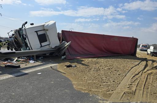 UPDATE - Trafic dificil şi coloane de maşini pe autostrada A1 Bucureşti-Piteşti, după ce un camion cu nisip care venea spre Capitală s-a răsturnat, iar încărcătura s-a împrăştiat pe şosea/ Şoferul, rămas încarcerat, a fost salvat şi dus la spital - FOTO