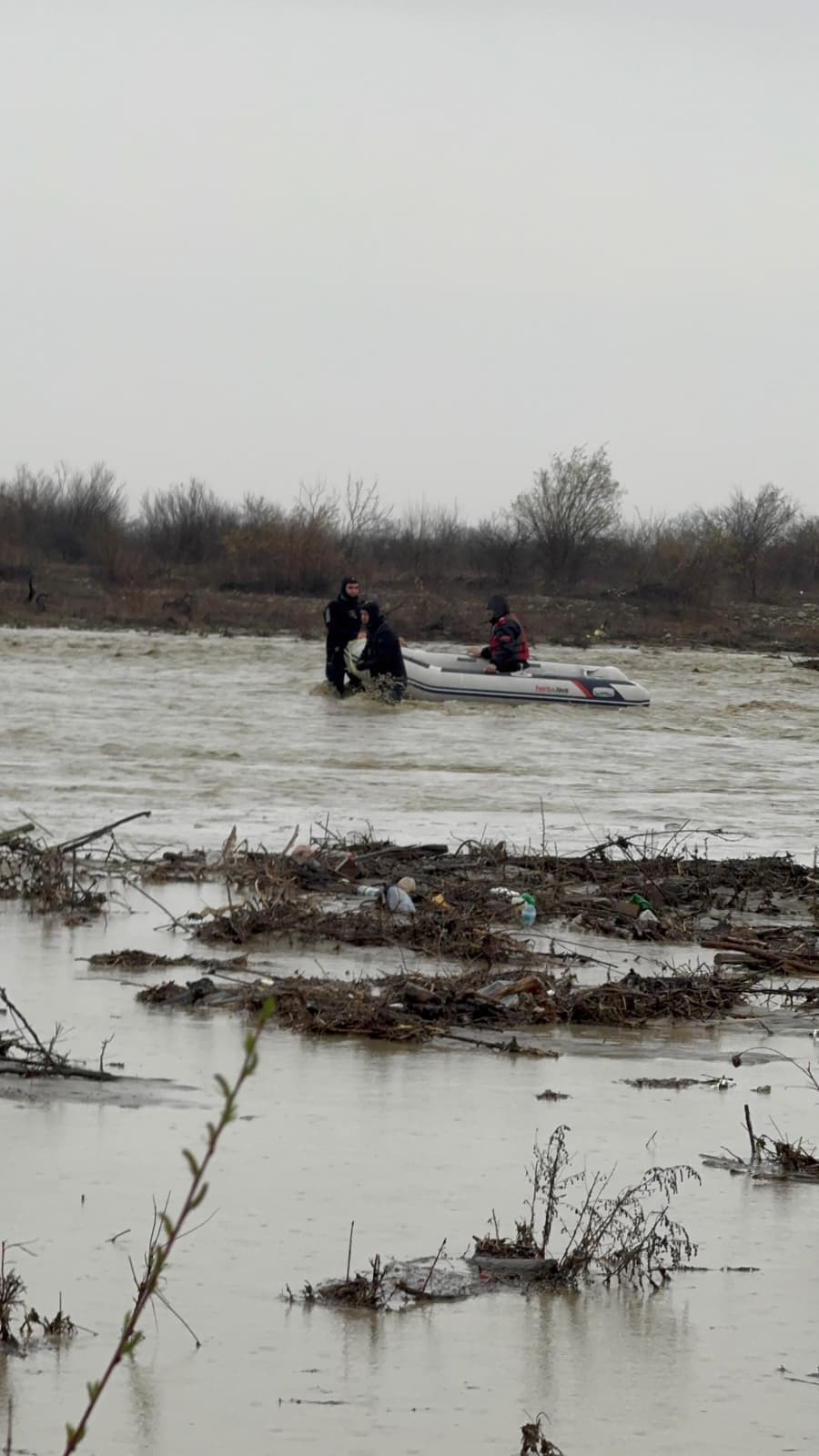 UPDATE - Inundaţii în Vrancea - O persoană izolată după o viitură pe râul Putna, salvată de pompieri cu barca/ Mesaj RO-Alert privind risc de inundaţii, în două localităţi/ Zeci de persoane, evacuate/ Restricţii pe DJ 205D, după o alunecare de teren-FOTO