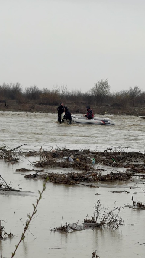 Inundaţii în Vrancea - O persoană izolată după o viitură pe râul Putna, salvată de pompieri cu barca/ Mesaj RO-Alert privind risc iminent de inundaţii, în două localităţi/ Zeci de persoane, evacuate - FOTO