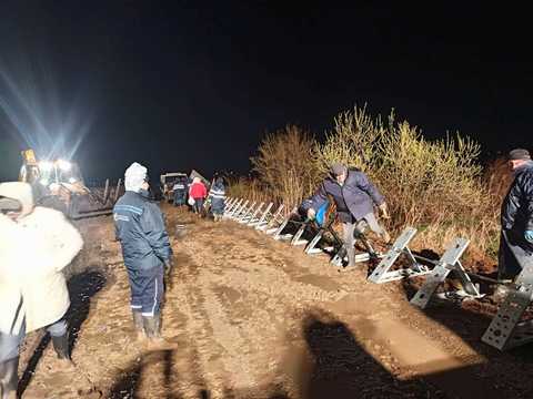 Apele Române: Viitura pe râul Putna, în plină desfăşurare/ Cota de inundaţie, depăşită cu circa 40 de centimetri/ Diguri mobile şi mii de saci de nisip, instalate pentru protejarea localităţii Mirceştii Vechi (Vrancea)