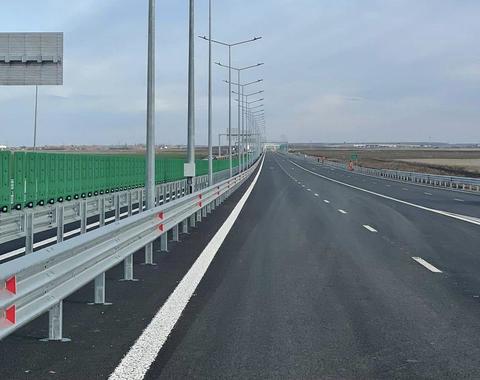 Trafic blocat pe ambele sensuri ale A3, în zona localităţiii Gruiu, din cauza unei cisterne care s-a răsturnat şi a rupt parapetul/ CNAIR: Este pericol de explozie