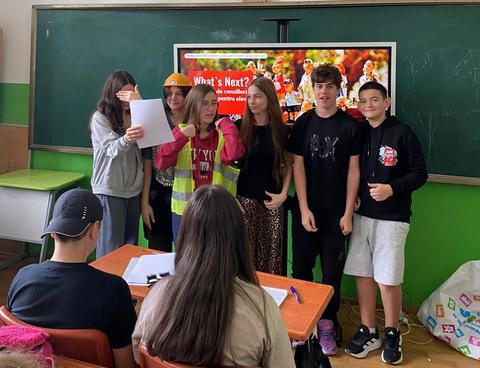 Salvaţi Copiii: Mai puţin de jumătate dintre elevii români au o viziune optimistă asupra viitorului lor profesional/ Cei mai mulţi ar vrea să dezvolte o afacere, nu să continue studiile