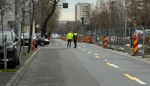 Restricţii temporare de trafic pe Bulevardul Basarabia, din Capitală, din cauza unei surpări în zona refugiului din apropierea intersecţiei cu Şoseaua Mihai Bravu/ Intervenţie a lucrătorilor Apanova - FOTO