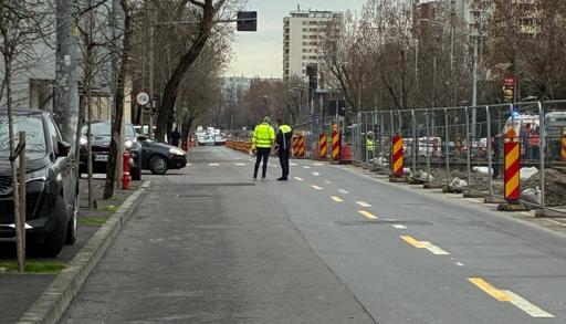 UPDATE - Restricţii temporare de trafic pe Bulevardul Basarabia, din Capitală, din cauza unei surpări în zona refugiului din apropierea intersecţiei cu Şoseaua Mihai Bravu/ Intervenţie a lucrătorilor Apa Nova/ Precizările companiei - FOTO