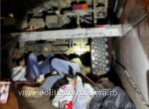 Poliţia de Frontieră: 21 de cetăţeni străini provenind din Iran şi Irak, descoperiţi ascunşi într-un ansamblu rutier la Calafat 