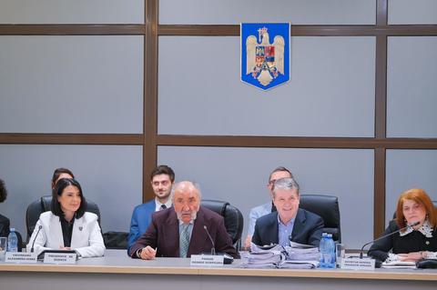 Braşov: Autorităţile locale au aprobat un parteneriat cu Fundaţia Ţiriac pentru construirea unui complex pe terenul unui fost ştrand. Complexul va include un patinoar, spaţii pentru judo şi scrimă şi va fi finanţat de omul de afaceri braşovean 