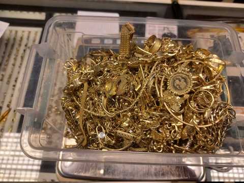 Inspectorii antifraudă au confiscat aproape 70 de milioane de lei de la o casă de schimb valutar, 21 de kilograme de bijuterii din aur şi 1,3 milioane lei din vânzarea unor lingouri de aur de la o casă de amanet - FOTO