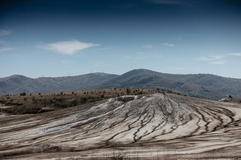 Marcel Ciolacu: O să vină sume importante în turismul buzoian/ Consiliul Judeţean mizează pe Pietroasele, Monteoru şi Vulcanii Noroioşi 