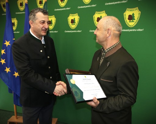 Pădurarul care le-a găsit pe cele două fetiţe din judeţul Mureş date dispărute, premiat de conducerea Romsilva