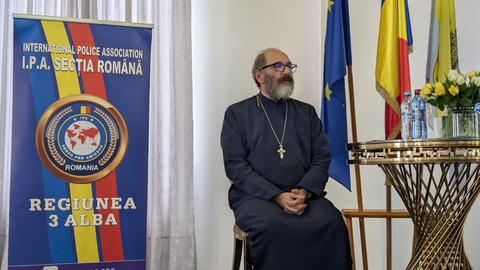 Părintele Constantin Necula, la o dezbatere cu angajaţi din penitenciare: Am văzut condamnări inutile, ifose legale peste nişte oameni nefericiţi, în timp ce toţi hoţii, de fapt, fac bani şi reuşesc să mituiască toate sistemele

