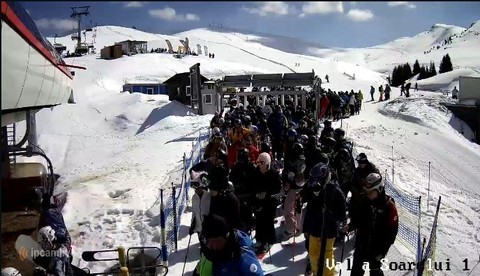 Sute de iubitori ai sporturilor de iarnă petrec sărbătoarea de Florii pe pârtie, la Sinaia. La mijloacele de transport care deservesc domeniul schiabil se stă la rând - FOTO
