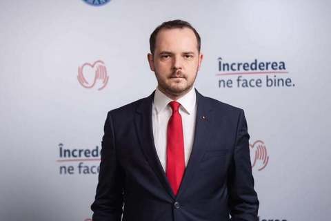 Ministrul Sănătăţii admite că, după ce a închis clinicile „unor somităţi”, a primit telefoane şi vizite pentru a reveni asupra deciziei. El spune că a solicitat aplicarea legii
