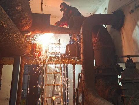 Criza apei din Curtea de Argeş - Continuă lucrările de reabilitare a Staţiei de Tratare: în această săptămână va începe montarea unor instalaţii şi a stratului filtrant/ Apa din reţea conţinea o bacterie periculoasă