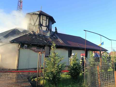 O biserică din lemn din Timiş a ars în totalitate/ 28 de pompieri au intervenit pentru stingerea focului - FOTO., VIDEO
